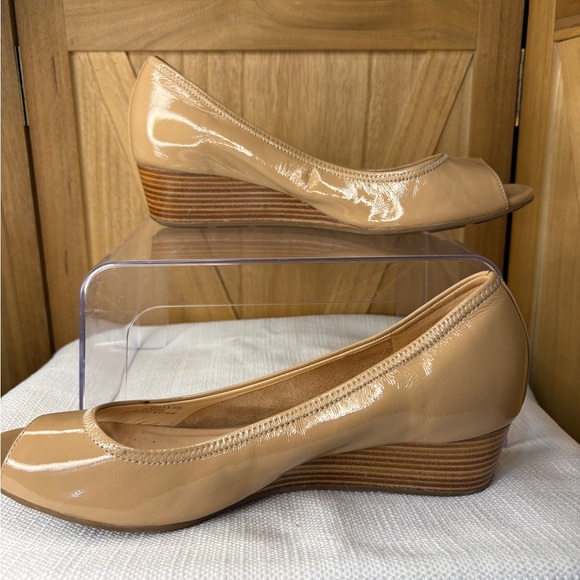 Cole Haan Tan Wedge Shoes with Classic Design Womens 9B - Picture 2 of 10